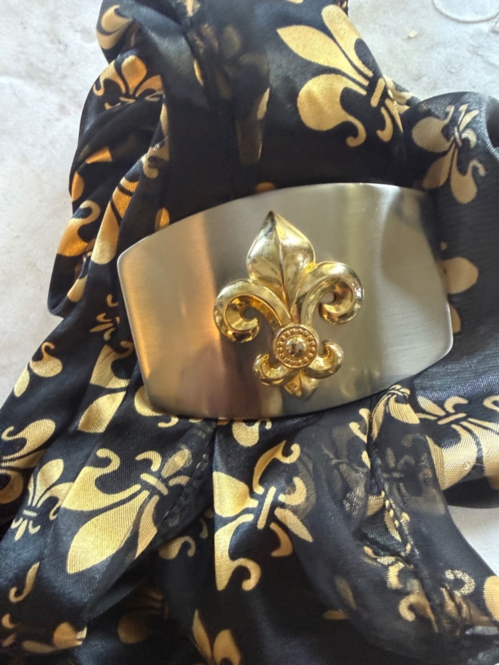Fleur Di Lis belt buckle perfect condition with matching scarf super cute - Picture 4 of 4